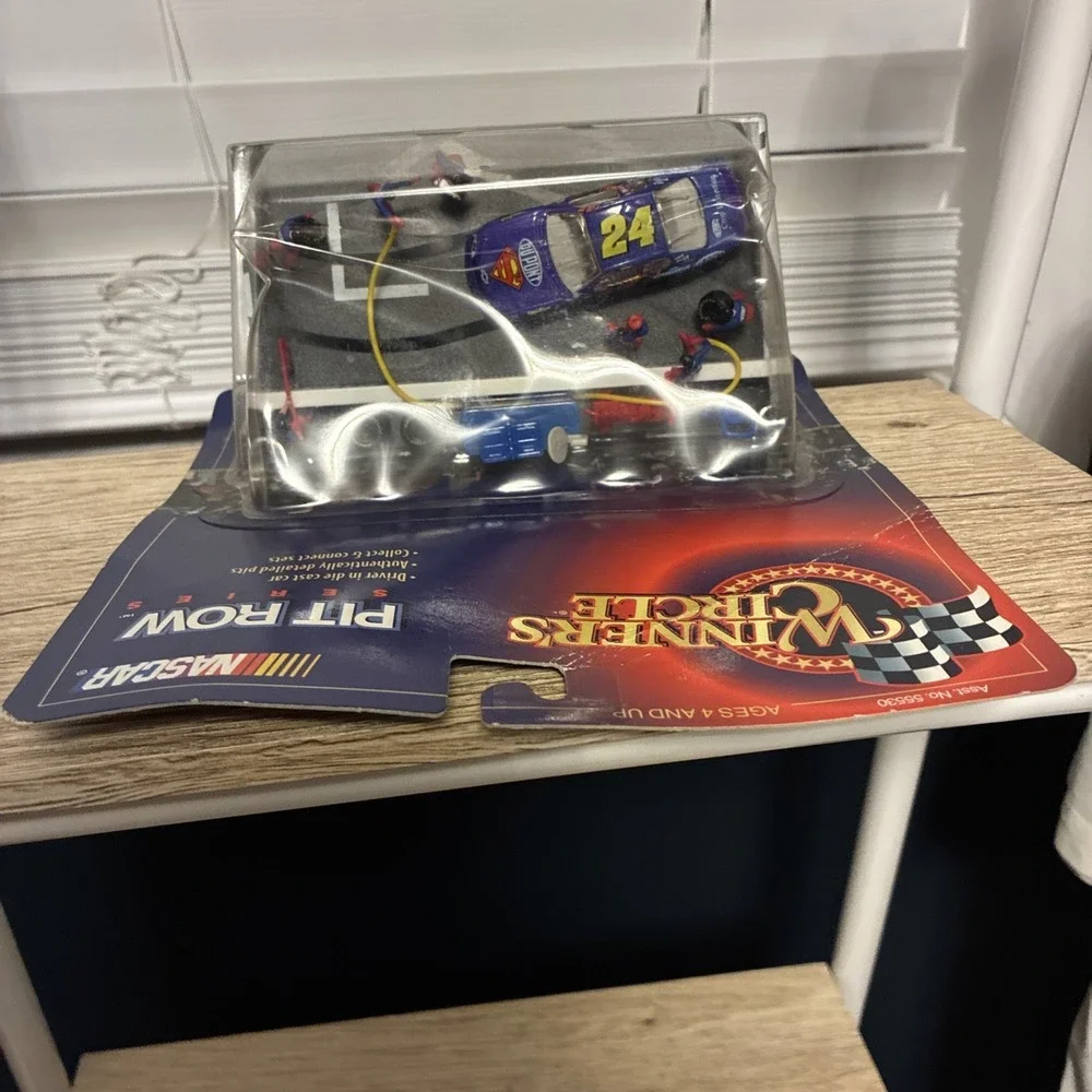 Vntg‎ 1999 Hasbro Winners Circle Pit Row Series Jeff Gordon Pulling In 1:64